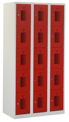 Driedelige garderobekast met vijf afdelingen, ombouw in lichtgrijs, deuren in rood.