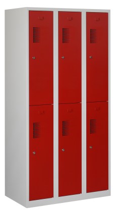 Driedelige garderobekast met twee afdelingen, ombouw in lichtgrijs, deuren in rood.